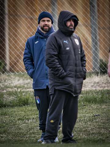 Cuerpo técnico observando el partido