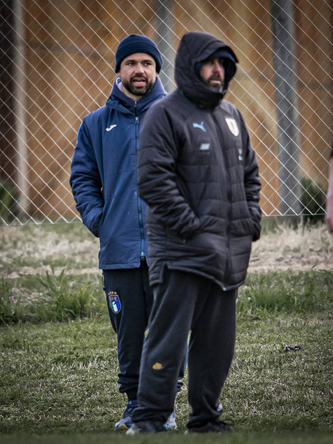 Cuerpo técnico observando el partido