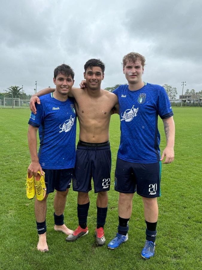 Dos Santos, Morales y Aguilera festejando el ascenso