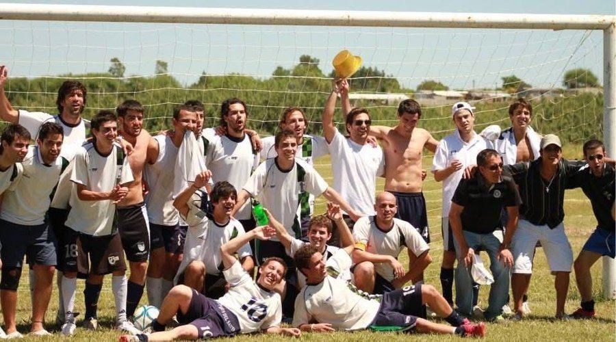 Festejo de un plantel campeón de Santa Elena Universitario