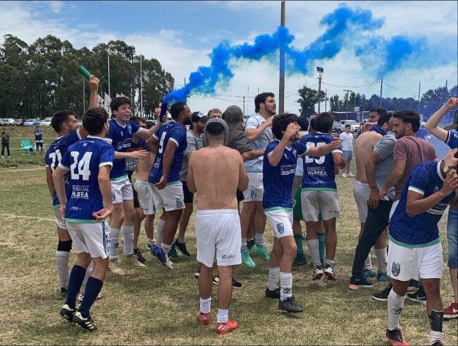 Festejo del plantel de Reserva tras el ascenso a la A en 2021