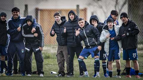 Grupo de jugadores haciendo bromas antes del entrenamiento