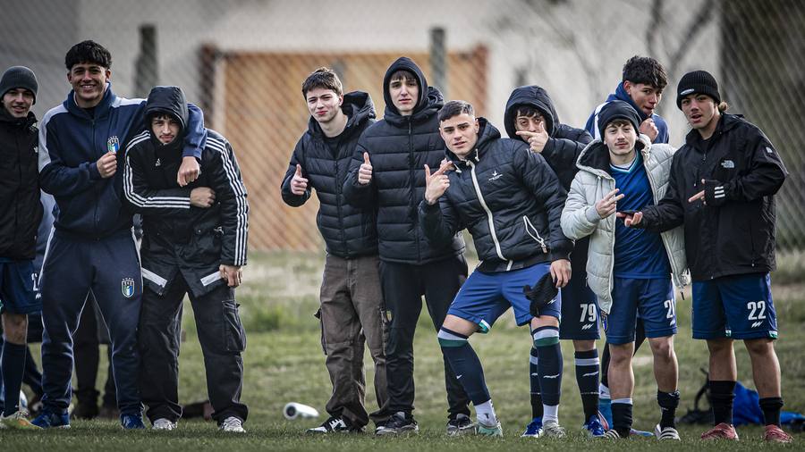 Grupo de jugadores haciendo bromas antes del entrenamiento