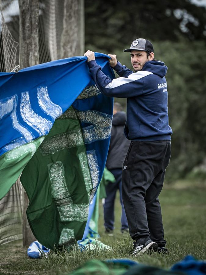 Hincha colgando el trapo del club