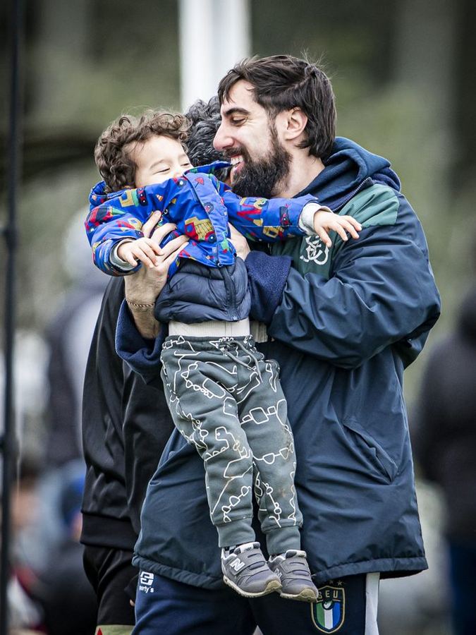 Hincha con su hijo en la cancha