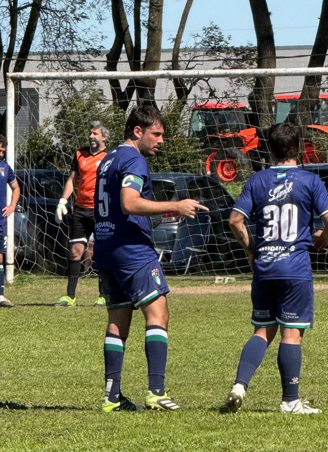 Juan Manera portando la cinta de capitán