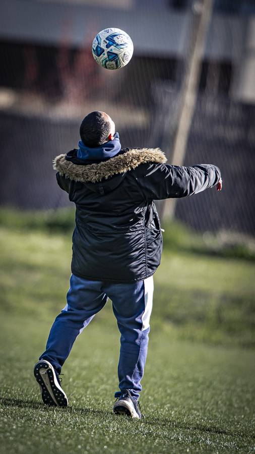 Jugador cabeceando la pelota