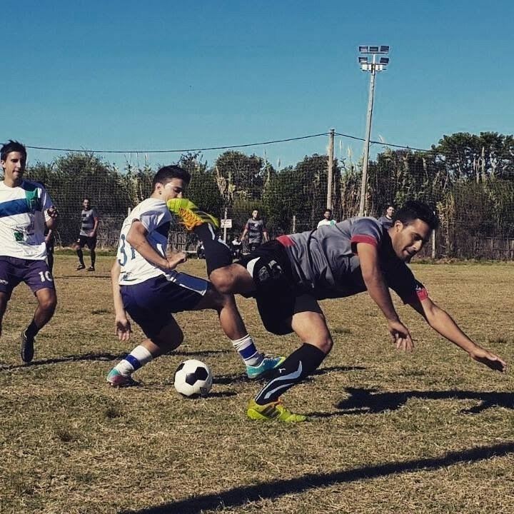Jugador de Santa Elena disputando una pelota en el amistoso vs Huracán
