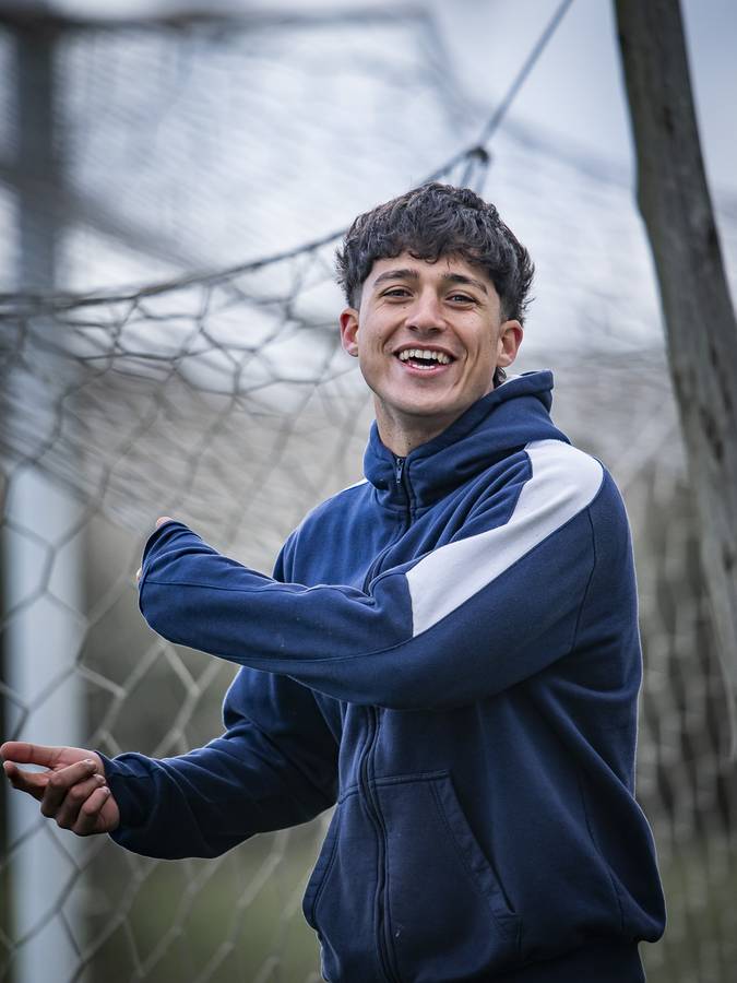 Jugador del plantel sonriendo junto al arco