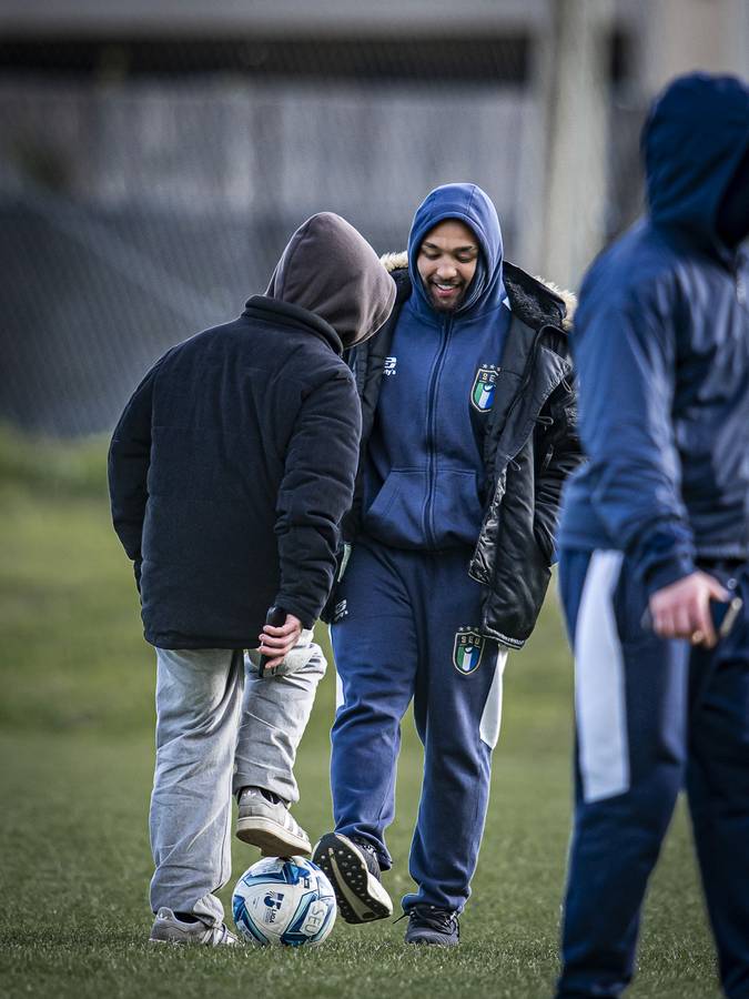 Jugadores jugando con la pelota antes del entrenamiento