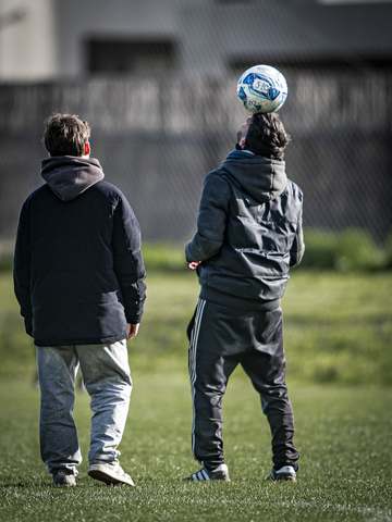 Jugadores picando la pelota en el entrenamiento