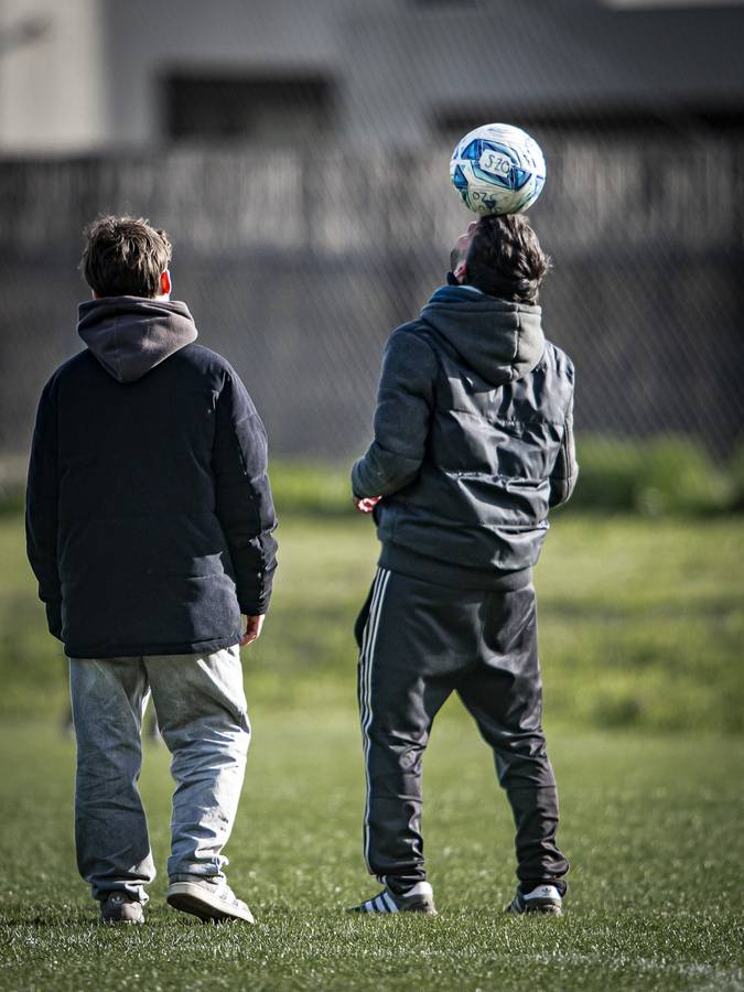 Jugadores picando la pelota en el entrenamiento