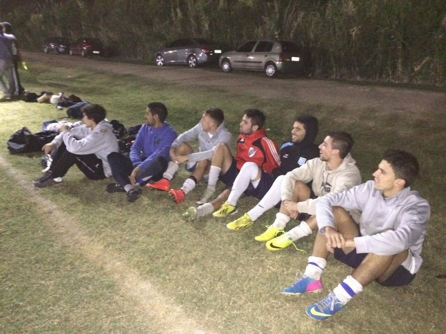 Plantel de Mayores sentado antes del amistoso de pretemporada vs Seminario