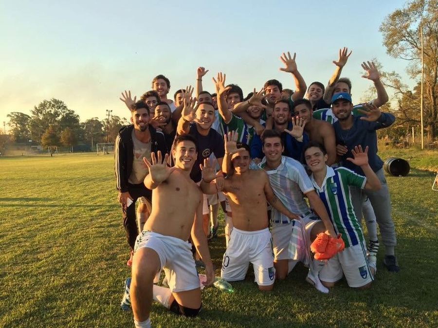 Plantel de Sub 20 festejando la victoria frente a Carrasco Polo