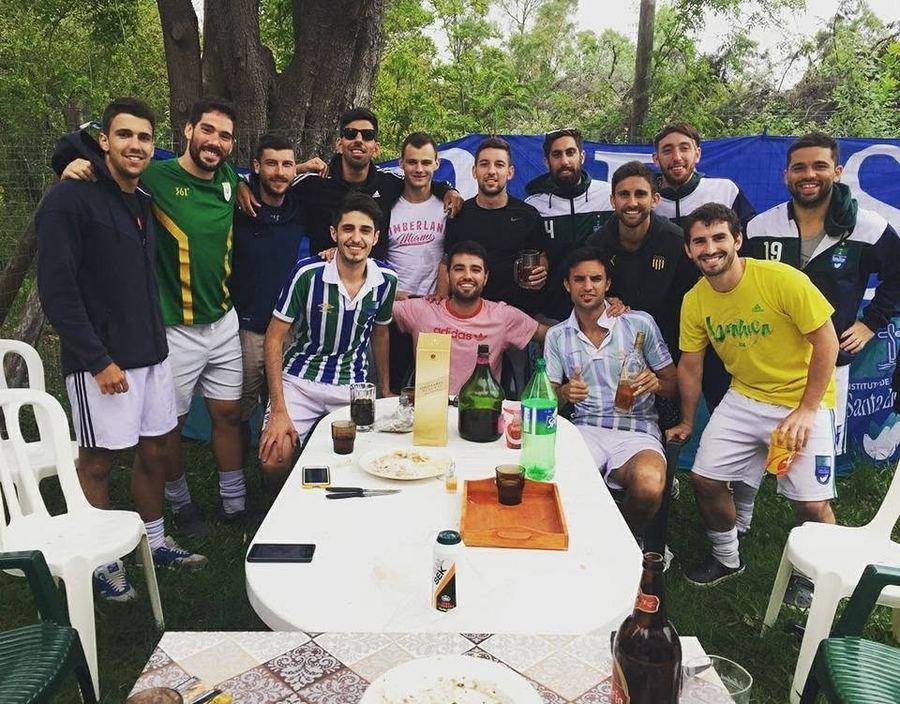 Plantel del club tras la derrota frente al Colegio Kennedy