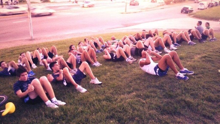 Plantel haciendo abdominales en la pretemporada