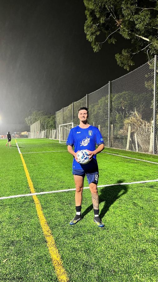 Renzo Parodi celebrando su gol en la hora