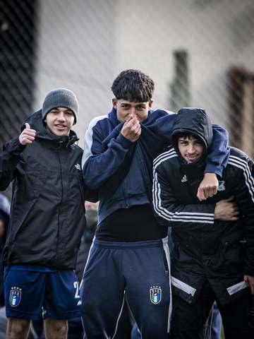Tres jugadores posando entre risas