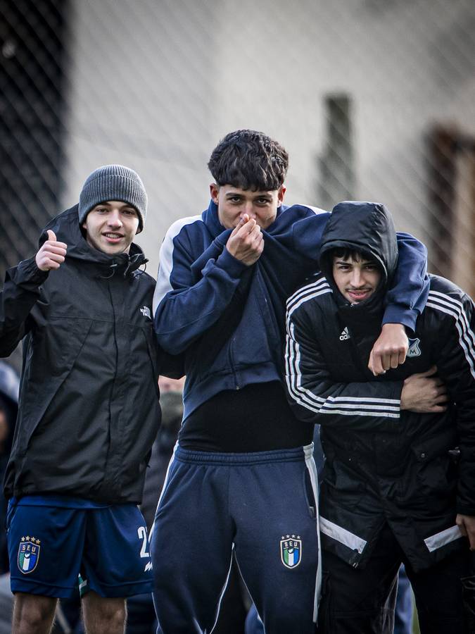 Tres jugadores posando entre risas